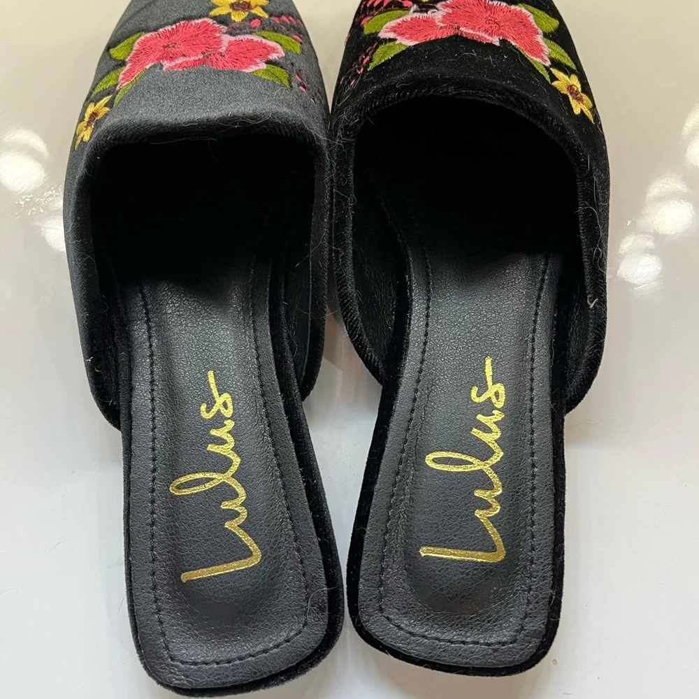 Lulus Black Velvet Embroidered floral, slip ons,loafers, slides, size 7 - Picture 4 of 7
